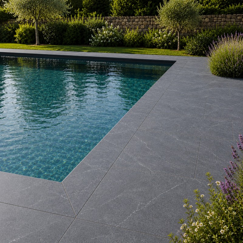 ROYAL BLACK - Finition sablée & brossée - Margelles grises pour piscine