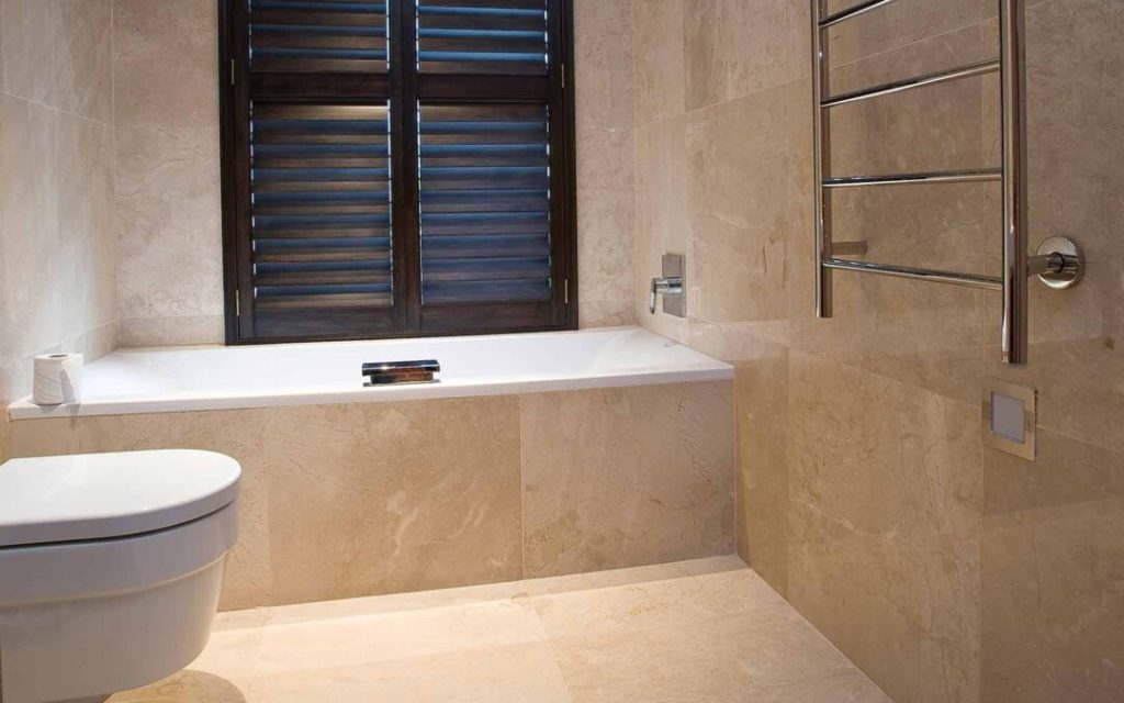 travertin dans salle de bain