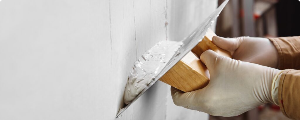 poser du carrelage sur une surface inégale au mur