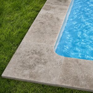 Margelle d'angle travertin piscine SILVER