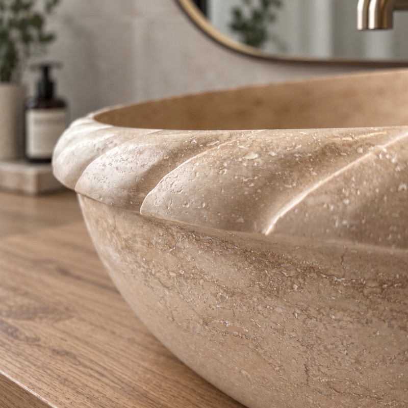 Vasque ronde en travertin beige torsadée